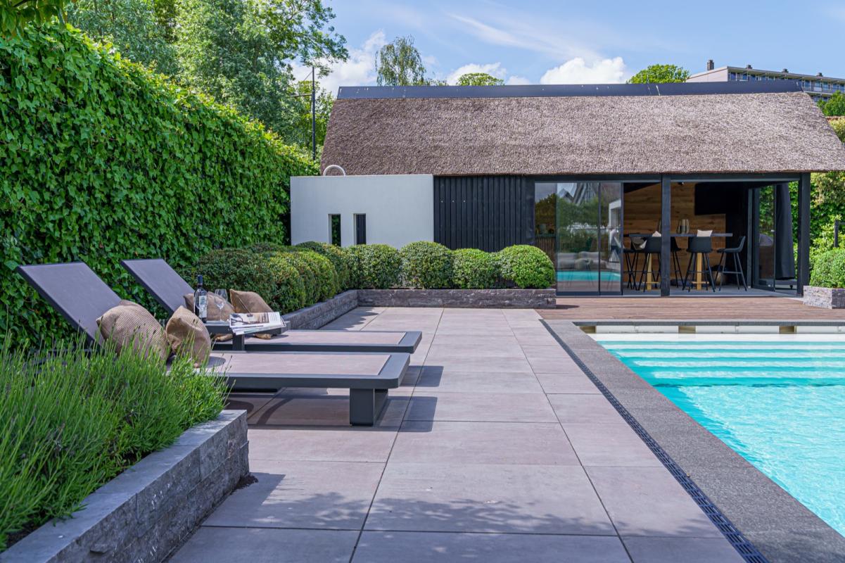 luxe tuin met zwembad