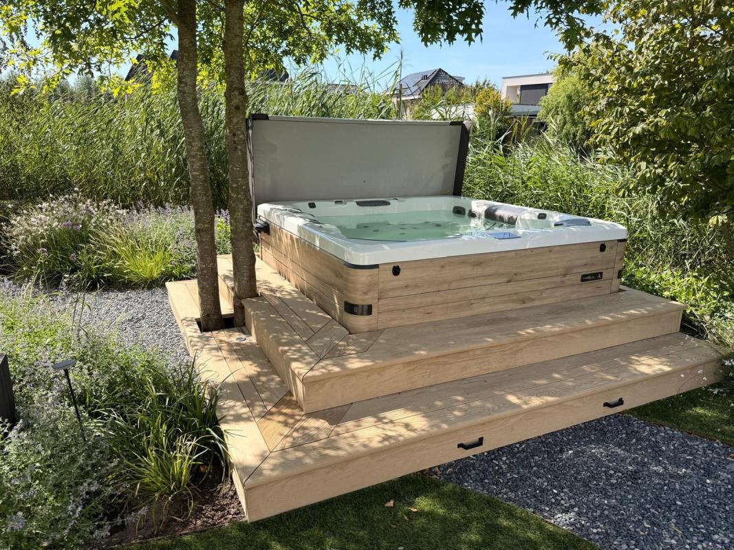 luxe jacuzzi