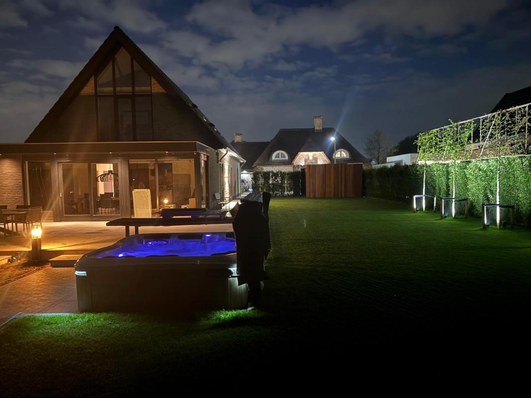 tuin met luxe jacuzzi