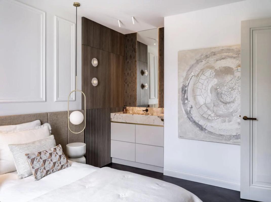 slaapkamer met luxe kunst