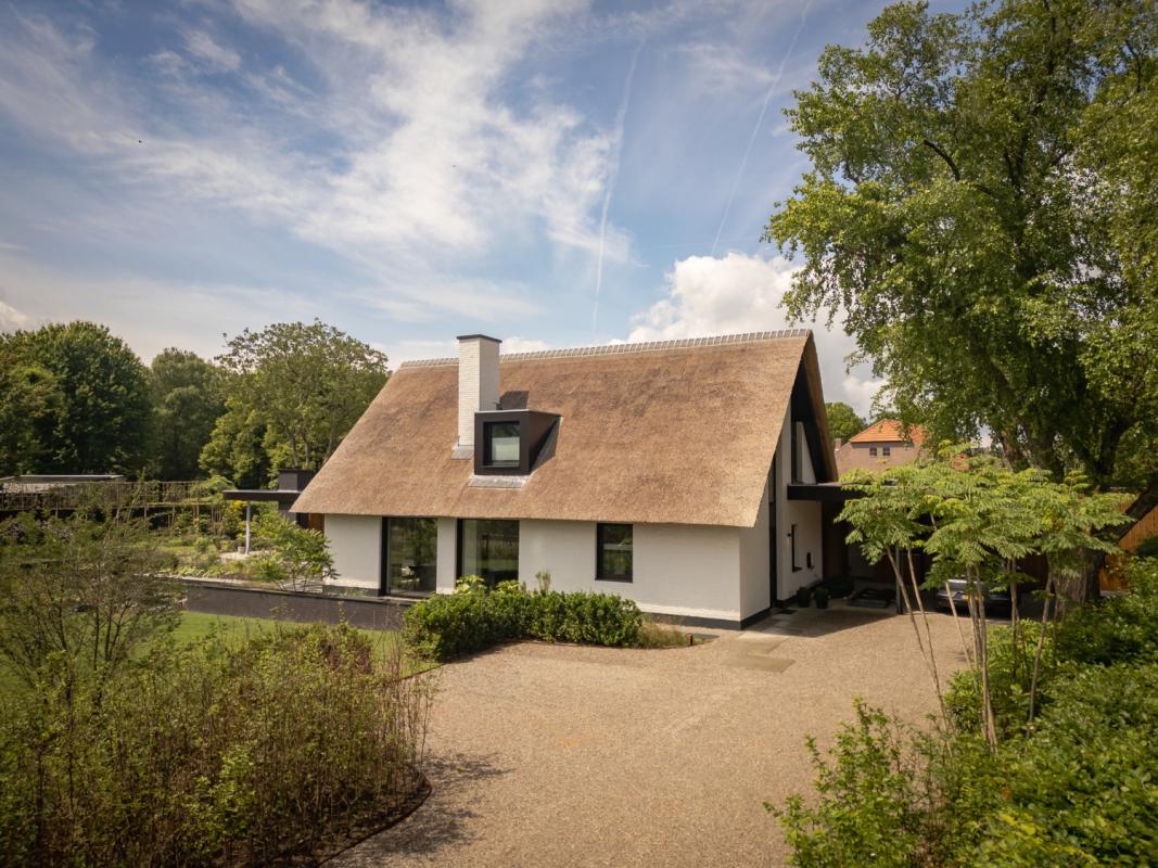rietgedekte villa