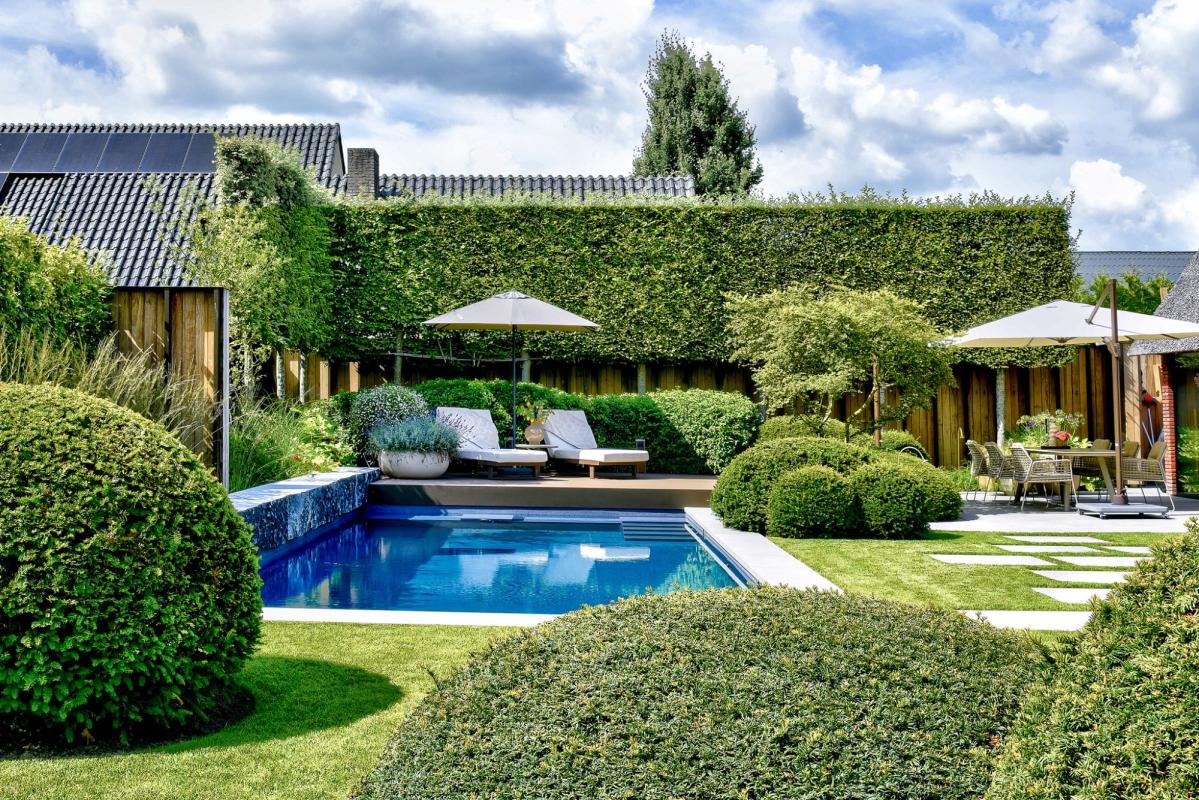 luxe tuin met zwembad