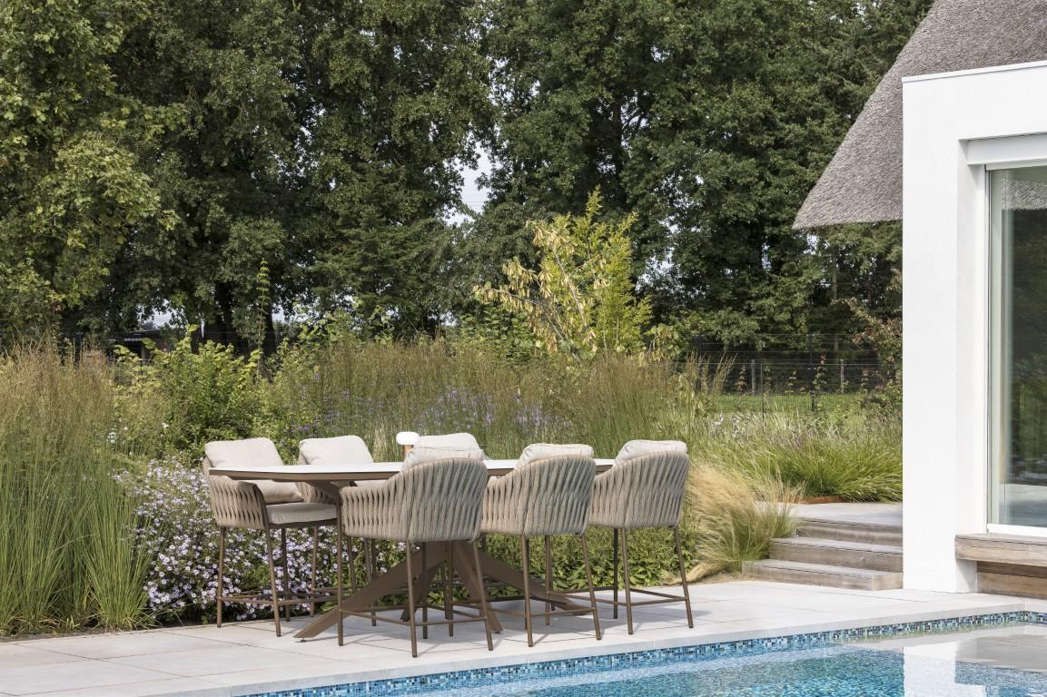 Luxe eettafel bij zwembad