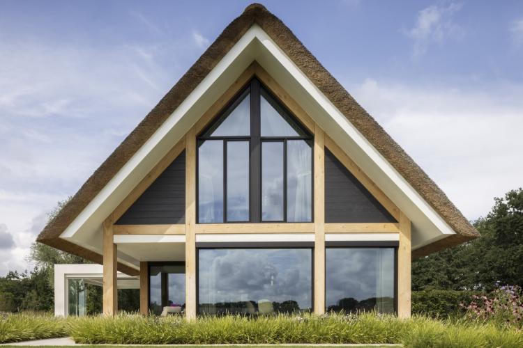 Aluminium kozijnen in een stalen uitstraling voor Villa Hierden