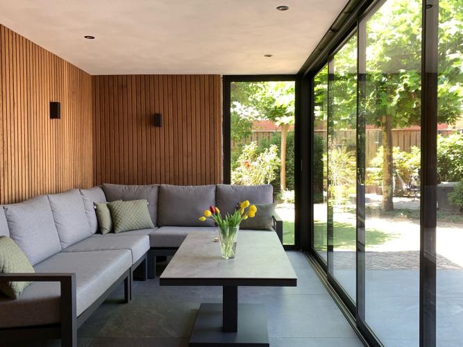 Schuifwanden met isolatieglas in een luxe tuinkamer