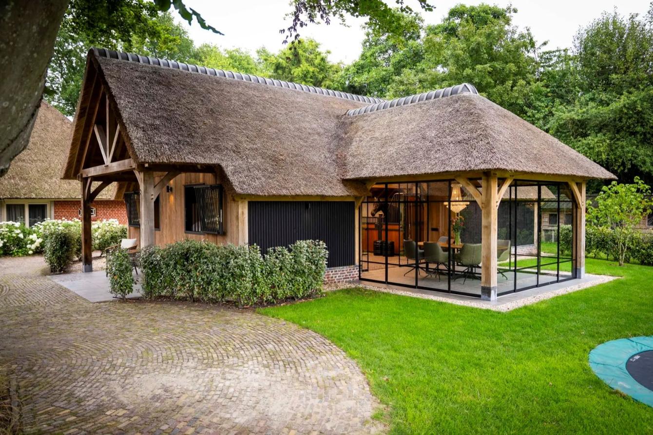 Luxe eiken paardenstal