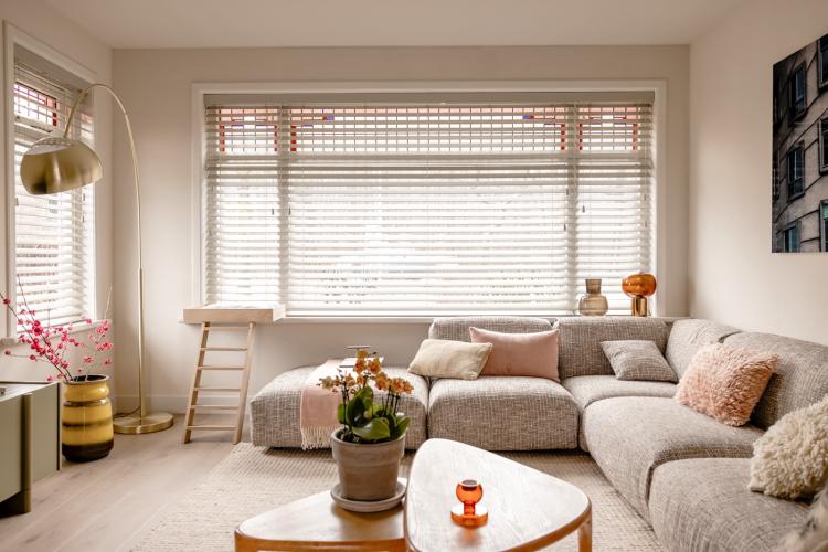 Houten jaloezieën brengen een jaren dertig woning weer tot leven in Castricum