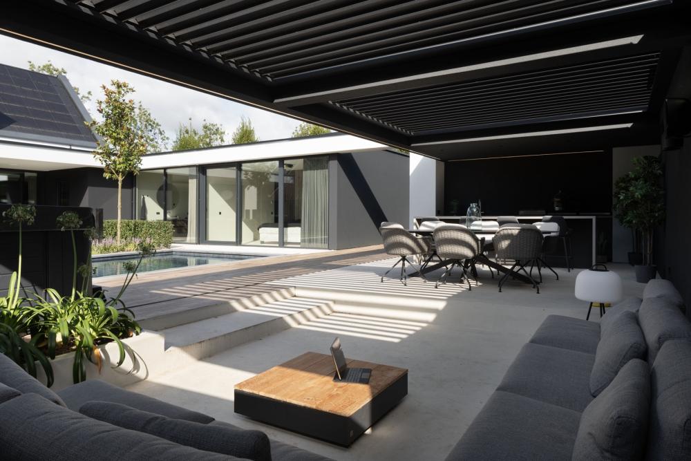 Moderne luxe overkapping met louvredak: stijlvol verlengstuk van de woning
