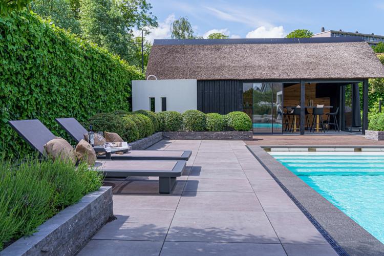 Luxe tuin met poolhouse en wellness