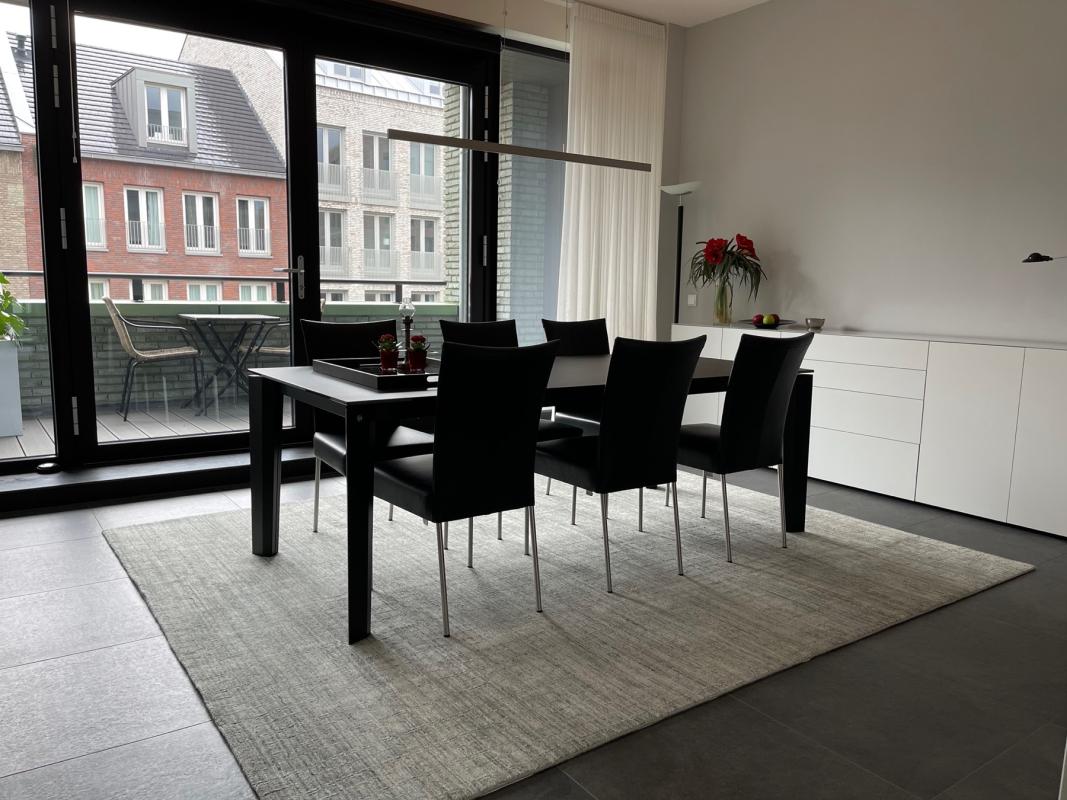 eetkamer met design tapijt