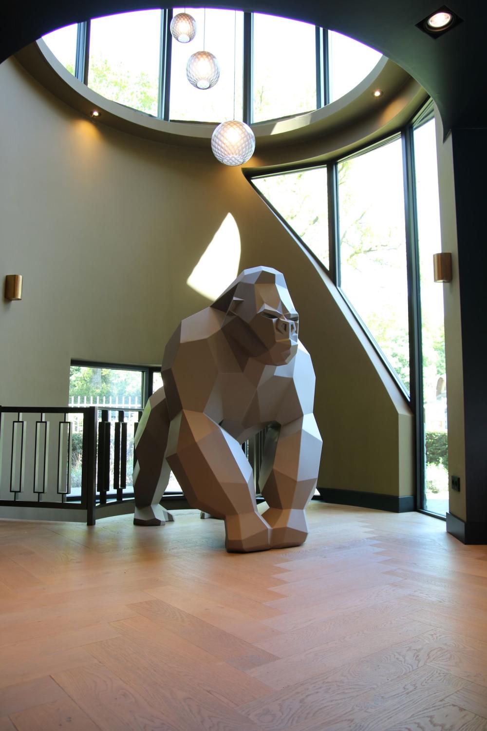 Luxe stalen design aap 'FERRON' in interieur