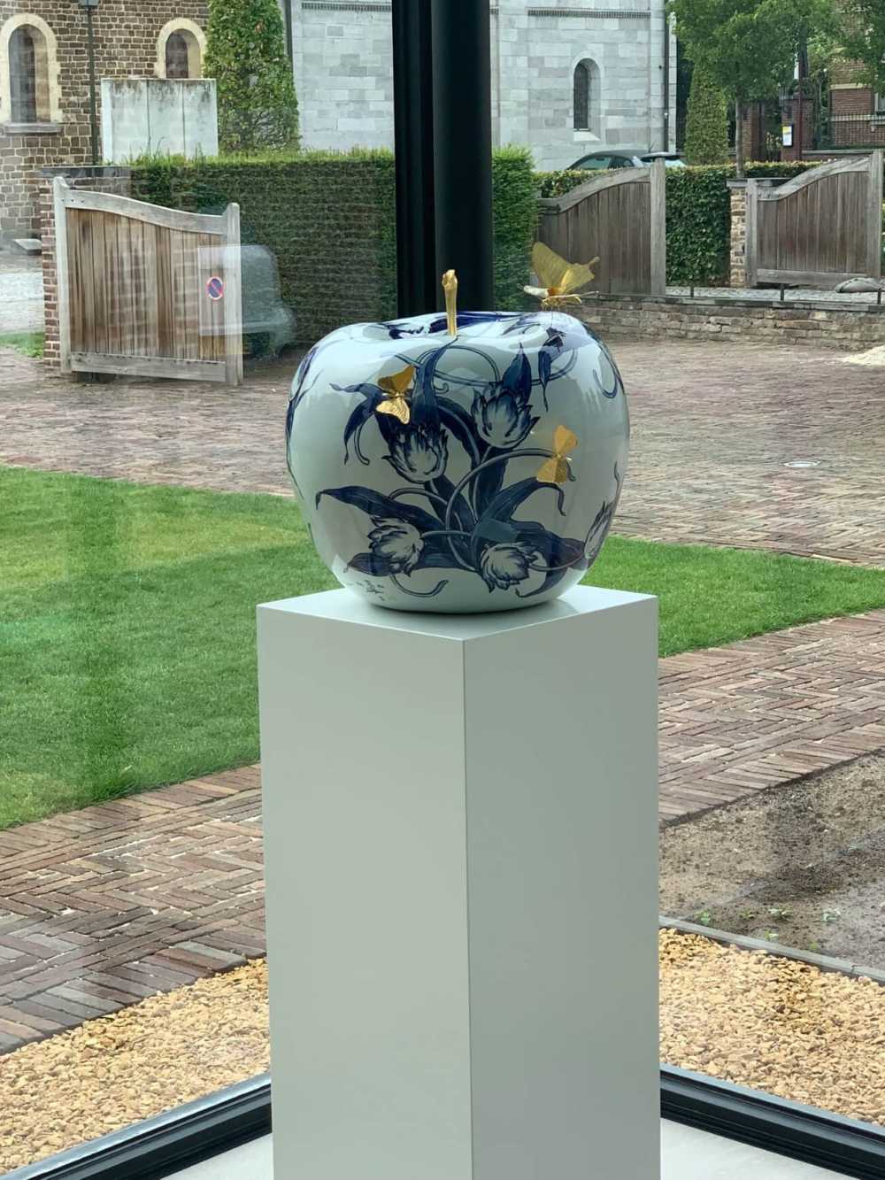 Exclusieve handgeschilderde Delfts Blauwe appels van Royal Blue Collection in luxe interieur