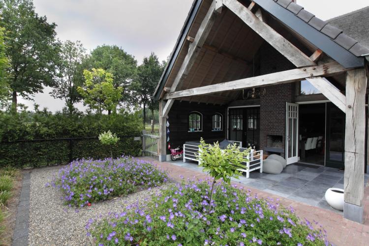Romantische tuin te Helmond