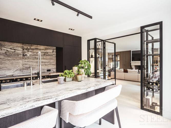 Interieur met luxe stalen deuren en stalen maatwerk wijnkast
