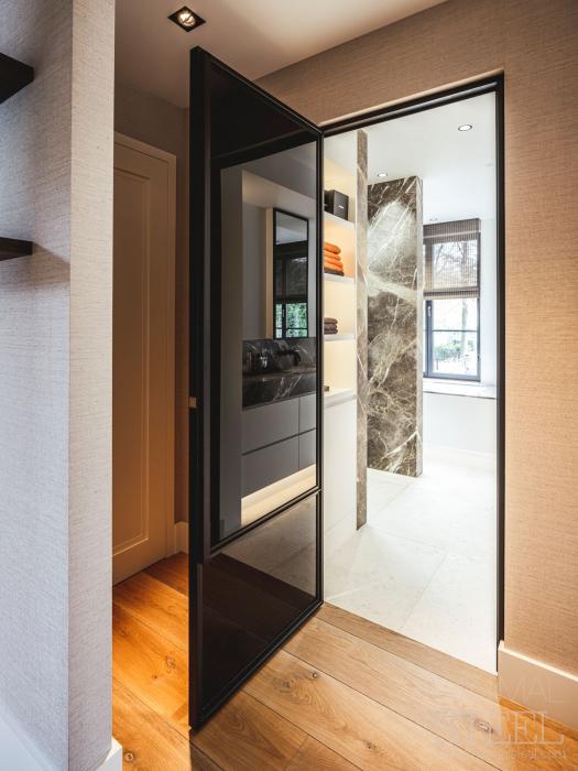 Stalen deuren en wijnkast | Best Interiors