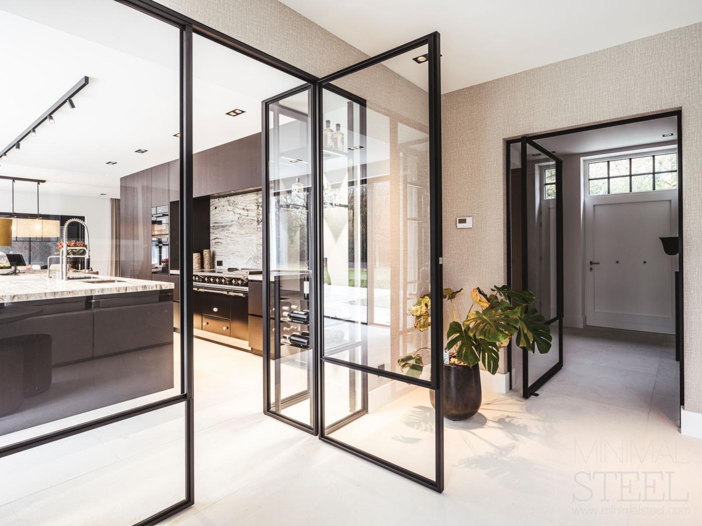 Stalen deuren en wijnkast | Best Interiors