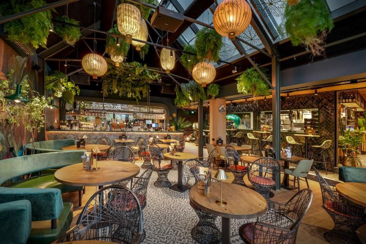 Designverlichting in restaurant Globe Warmenhuizen
