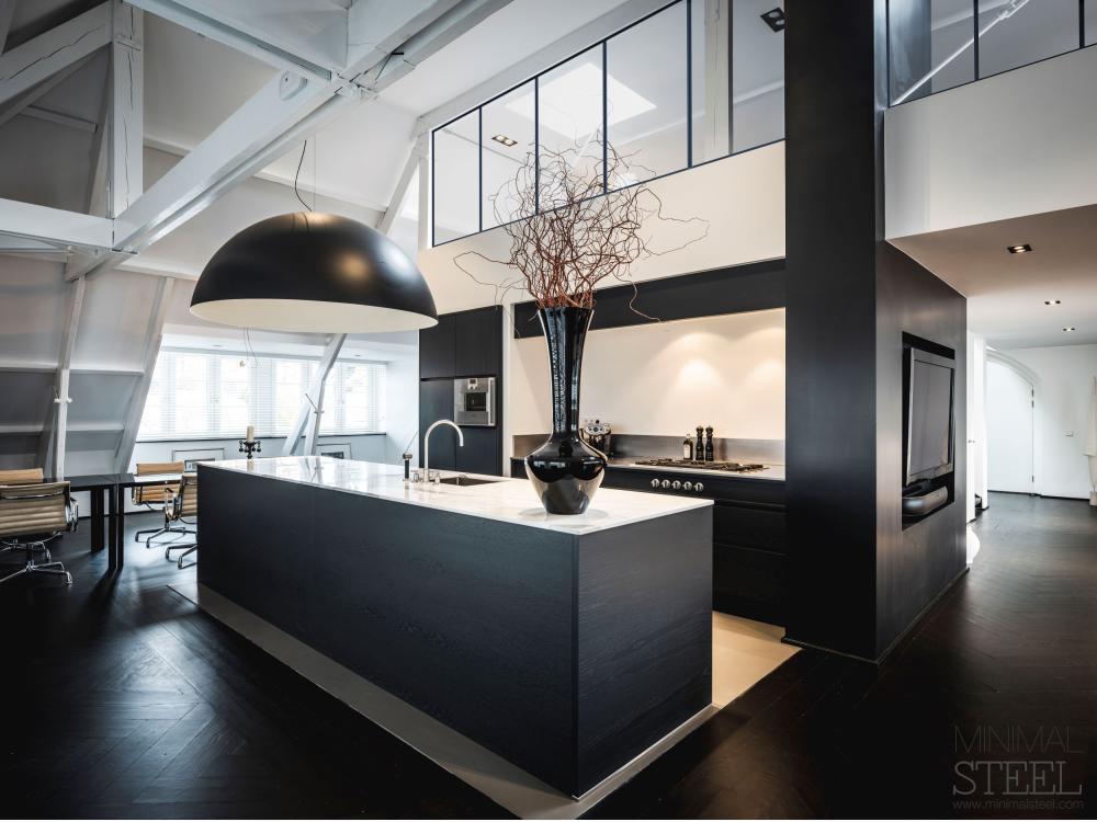 Stalen maatwerk in modern interieur