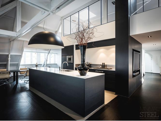 Stalen maatwerk in modern interieur