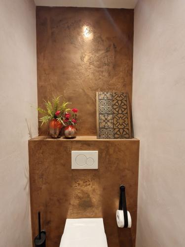 Luxe toilet met exclusieve wandafwerking