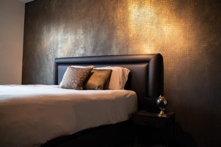 Luxe slaapkamer met croc wandafwerking met bladgoud
