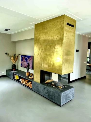 Haard met goud metal stuc wandafwerking