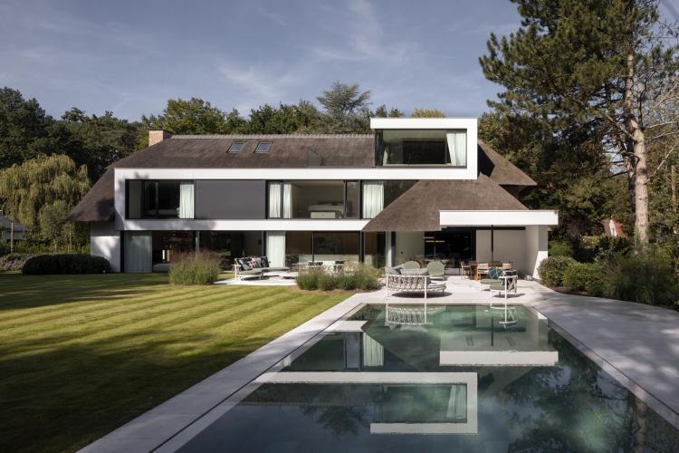 Schilderwerken rietgedekte villa in Schilde