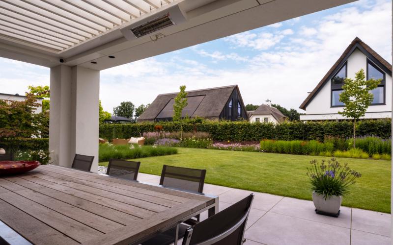 Groene tuin met bloeiende borders