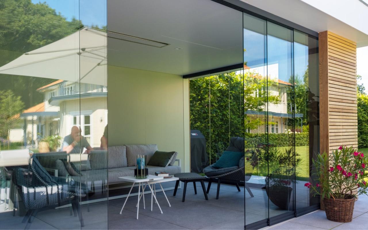 glazen schuifwand in poolhouse