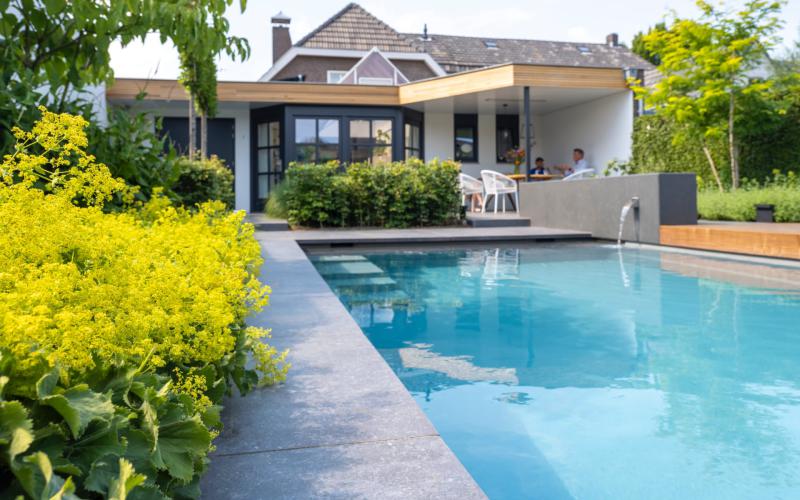Moderne tuin met zwembad poolhouse en sauna