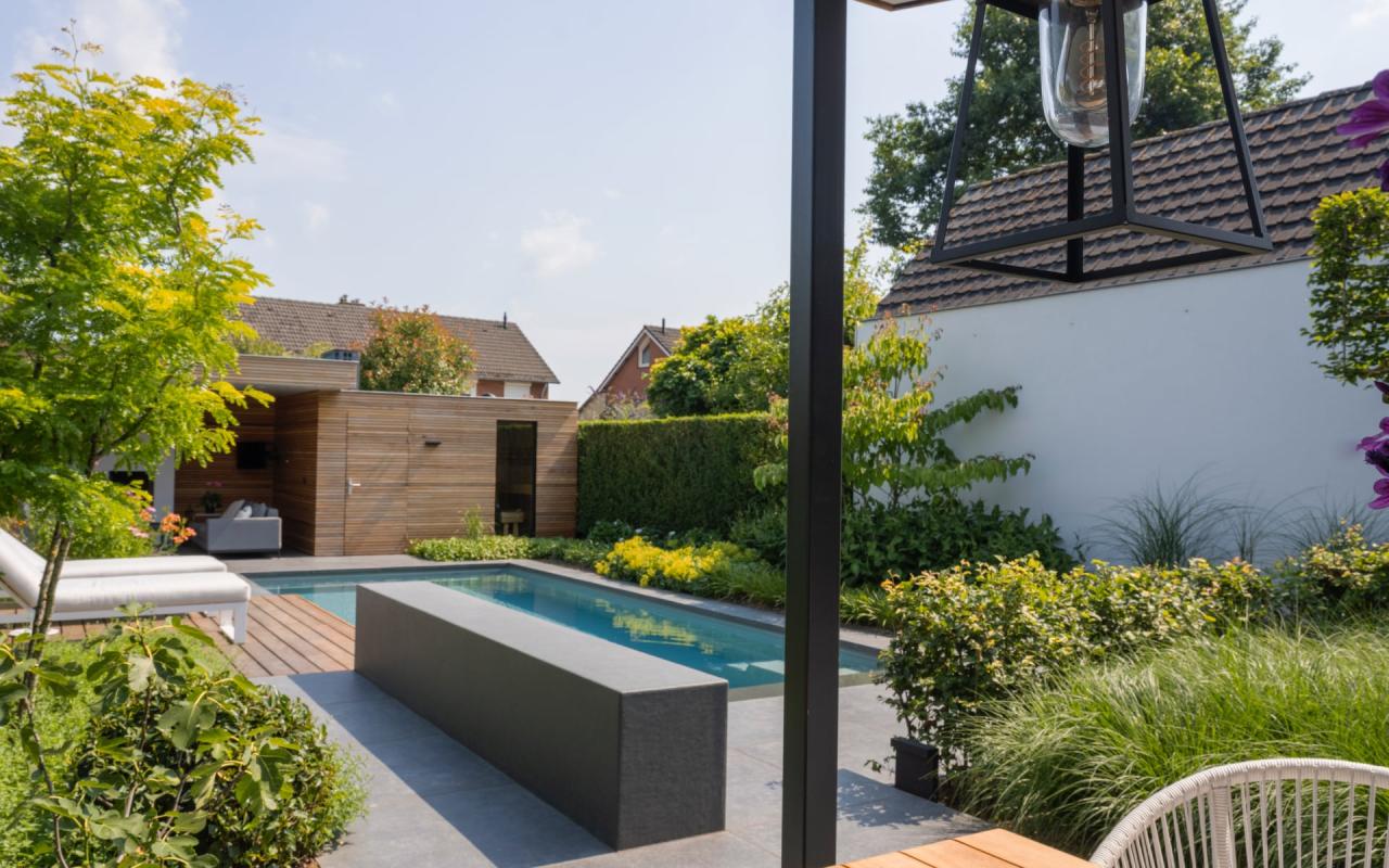 zwembad in wellness tuin