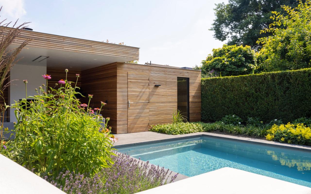 zwembad bij poolhouse