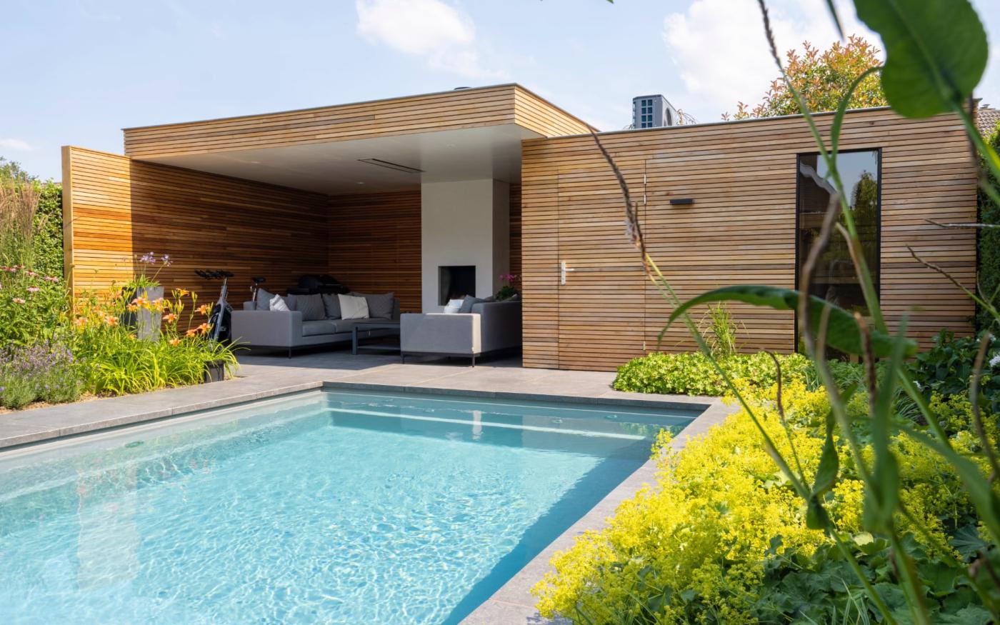 Moderne tuin met zwembad poolhouse en sauna | Best Interiors