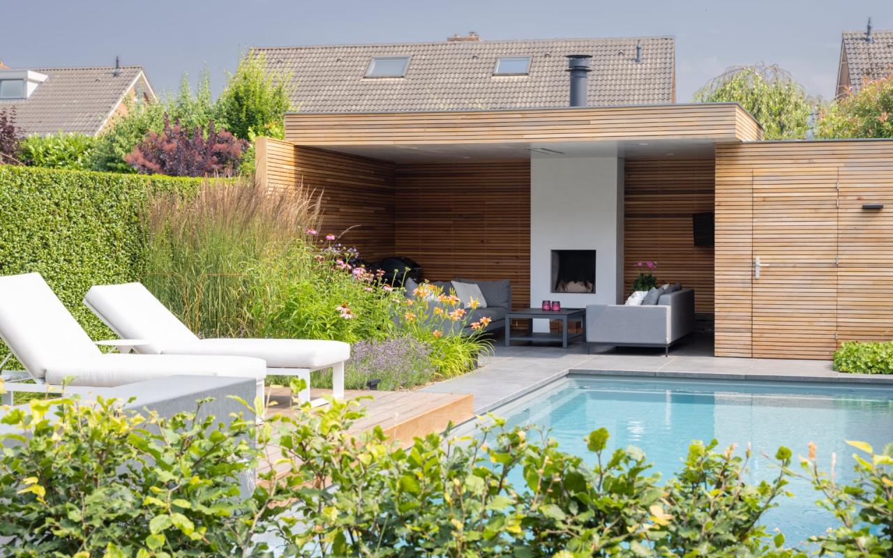 tuinmeubels op houten terras