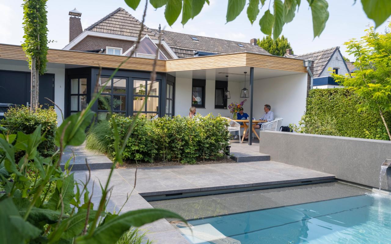 natuursteen terras bij zwembad