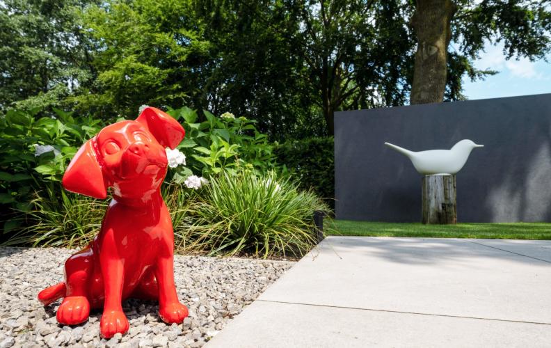 Serene tuin met kunst