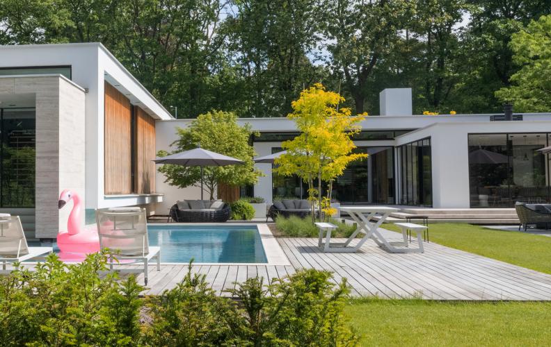 Villa in het bos met moderne tuin