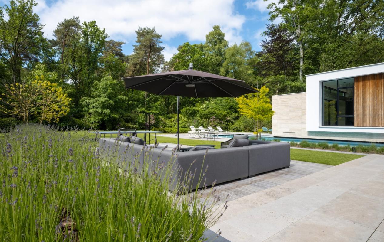 tuinmeubels op terras bij zwembad