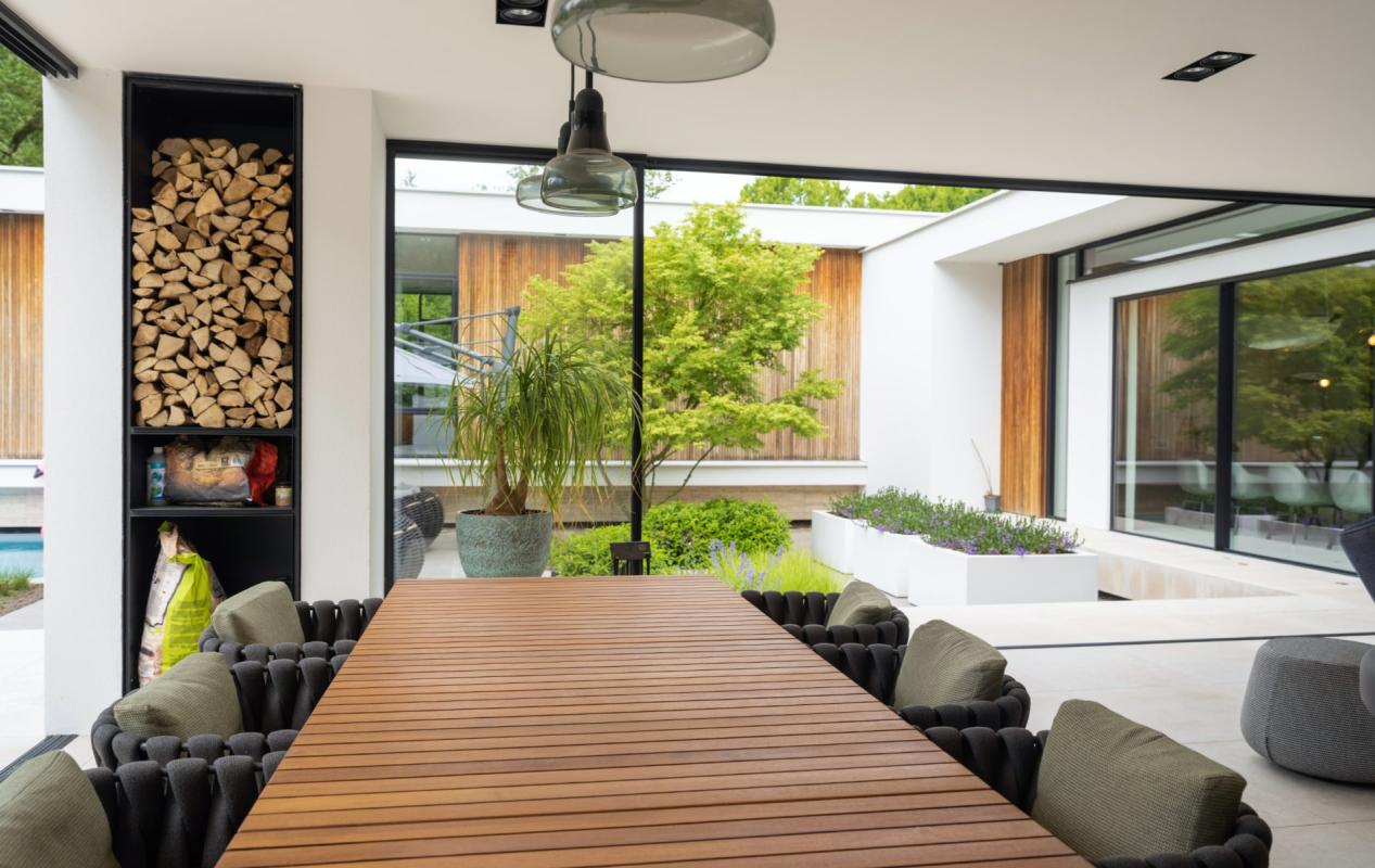 eettafel onder overkapping