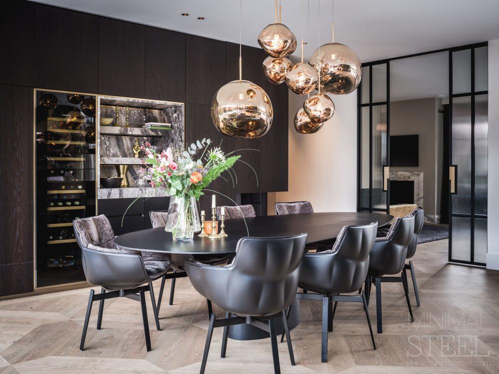 Spraakmakend interieur met luxe stalen deuren
