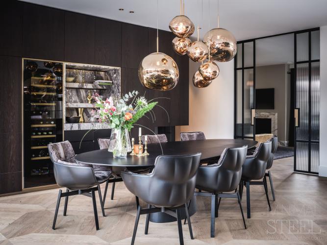 Spraakmakend interieur met luxe stalen deuren