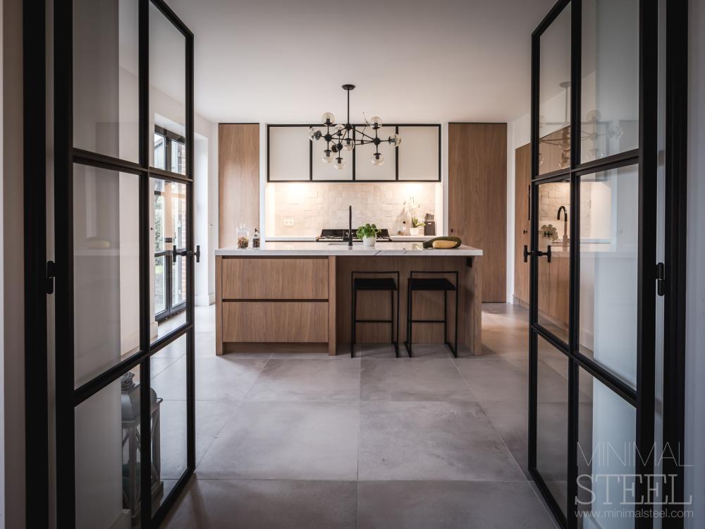 Stalen scharnierdeuren in landelijk interieur