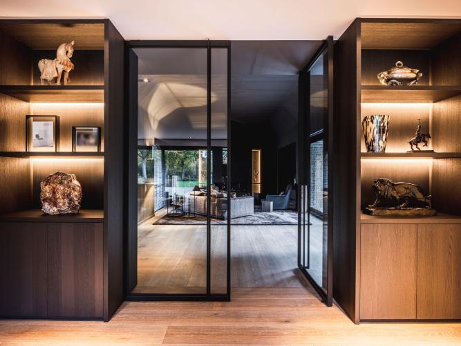 Stalen toogdeuren en wijnkast in luxe interieur