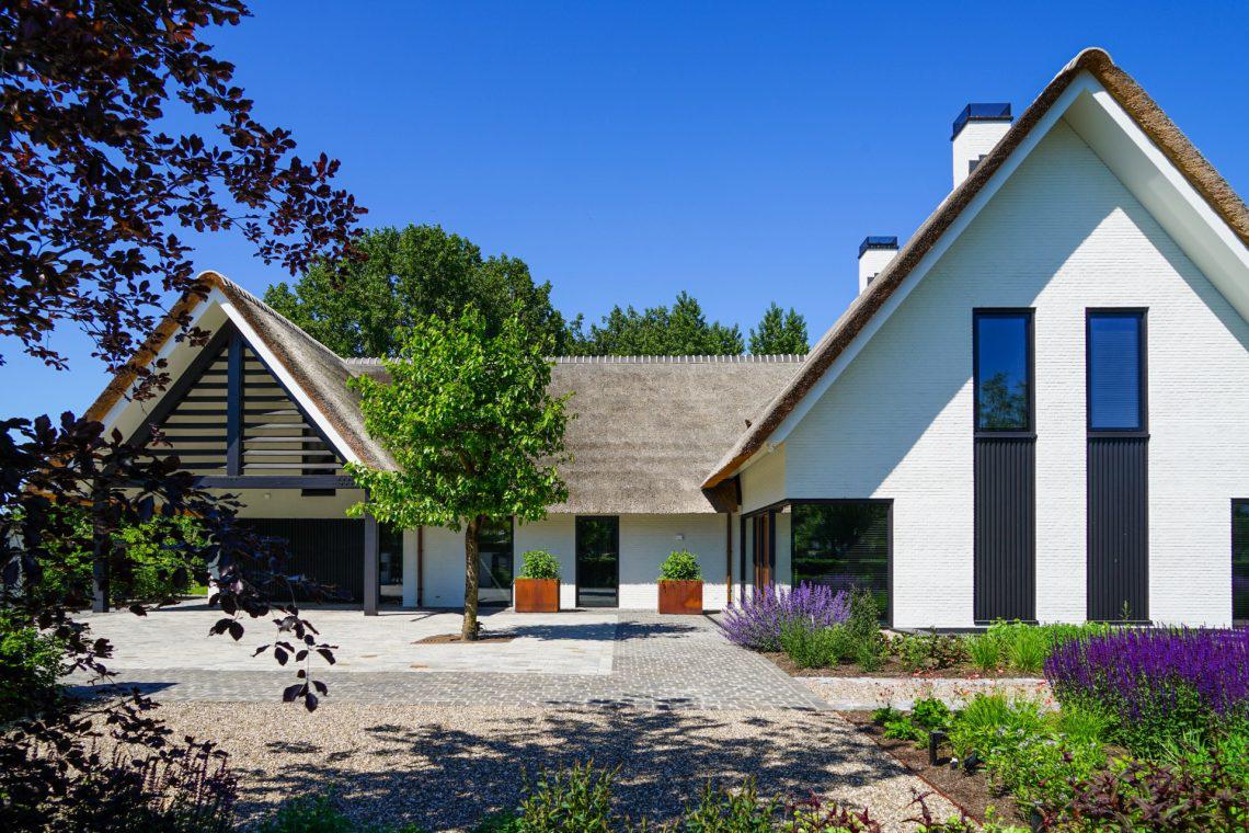 voorkant villa tuin met planten