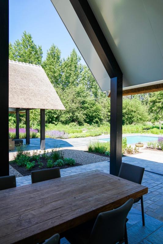 onder terrasoverkapping in tuin