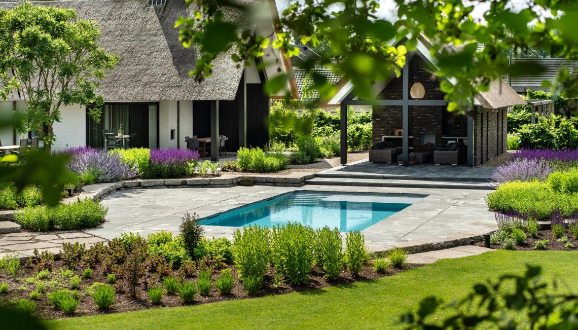 Luxe tuin met zwembad