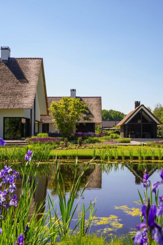 vijver met villa