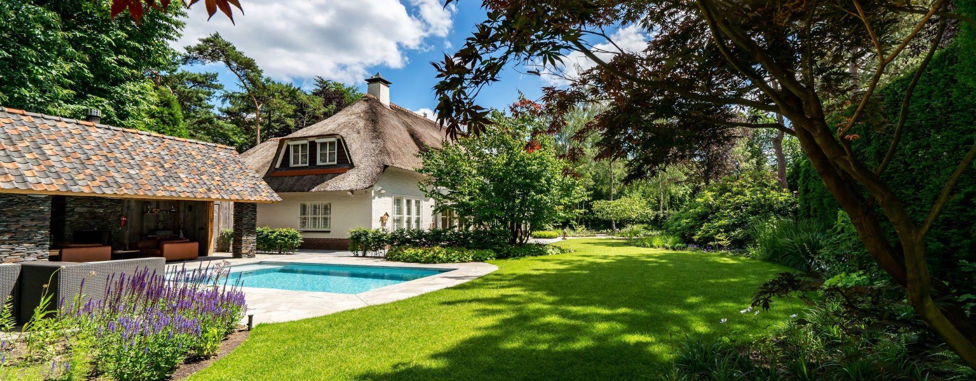 luxe zwembad in tuin