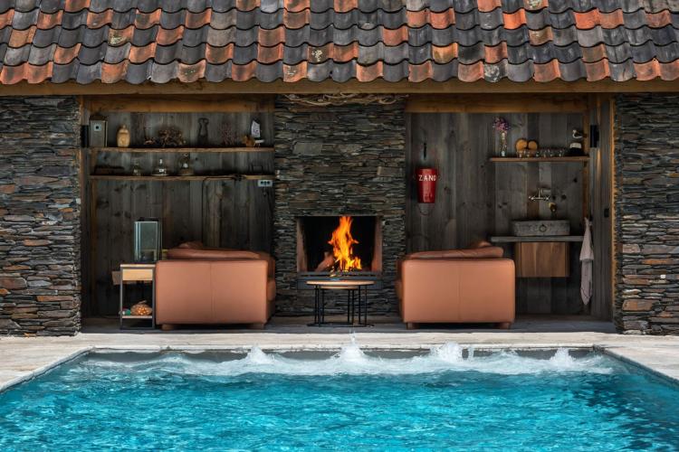 Luxe villatuin met zwembad