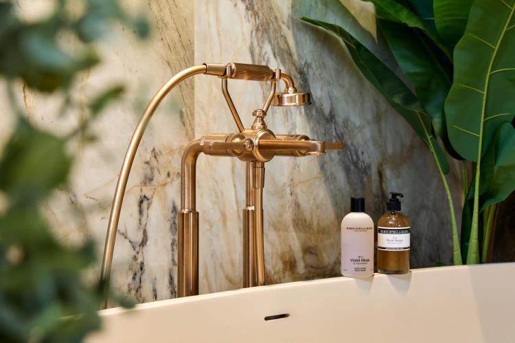 Exclusief sanitair in luxe showroom van Aligned Studio